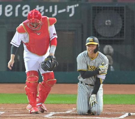 　２回、肩に死球を受けて痛がる森下（撮影・立川洋一郎）