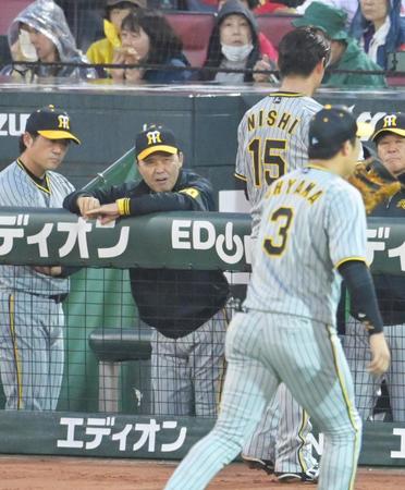 　１回に先制点を許し、ベンチへ引き揚げる西純（１５）に声をかける岡田監督（撮影・立川洋一郎）