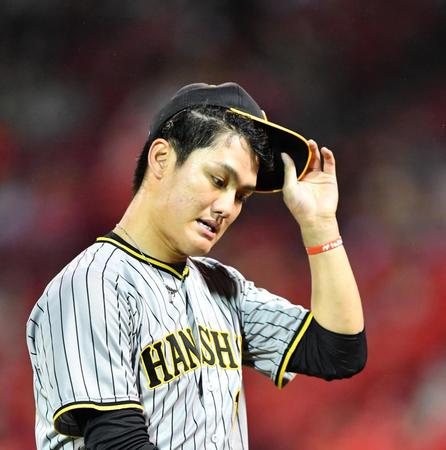 　４回を投げ終え、ベンチに戻る西純（撮影・中田匡峻）