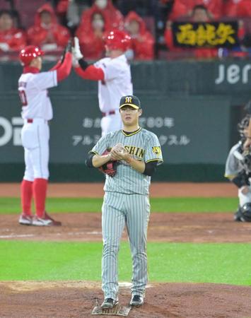 　４回、デビッドソン（中央奥）に２ランを浴びて肩を落とす西純（撮影・立川洋一郎）