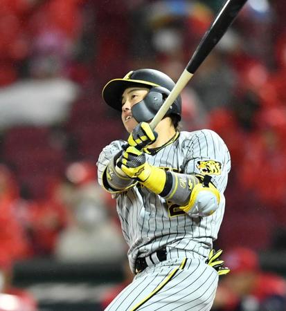 　４回、レフトへ安打を放つ梅野（撮影・中田匡峻）