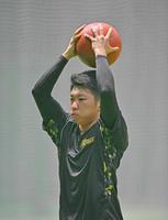 　呼吸を整え、メディシンボールを使ってトレーニングをする石井