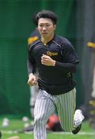 　走り込んで汗を流す石井