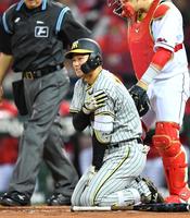 　２回、死球を受けた森下（撮影・中田匡峻）