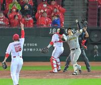 　３回、捕邪飛に倒れる大山（撮影・立川洋一郎）