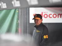 　雨で中断中の岡田監督（撮影・中田匡峻）