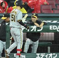 　２回、小幡の二盗アウトに対してリクエストするも失敗に終わり苦笑いの岡田監督（撮影・田中太一）