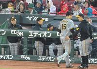 　４回に追加点を奪われた西純（１５）に視線を送る岡田監督（左端）＝撮影・立川洋一郎