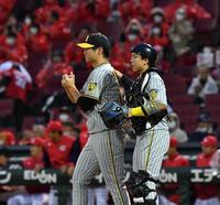 　１回、秋山に先制適時打を浴びた西純（左）と梅野のバッテリー（撮影・中田匡峻）