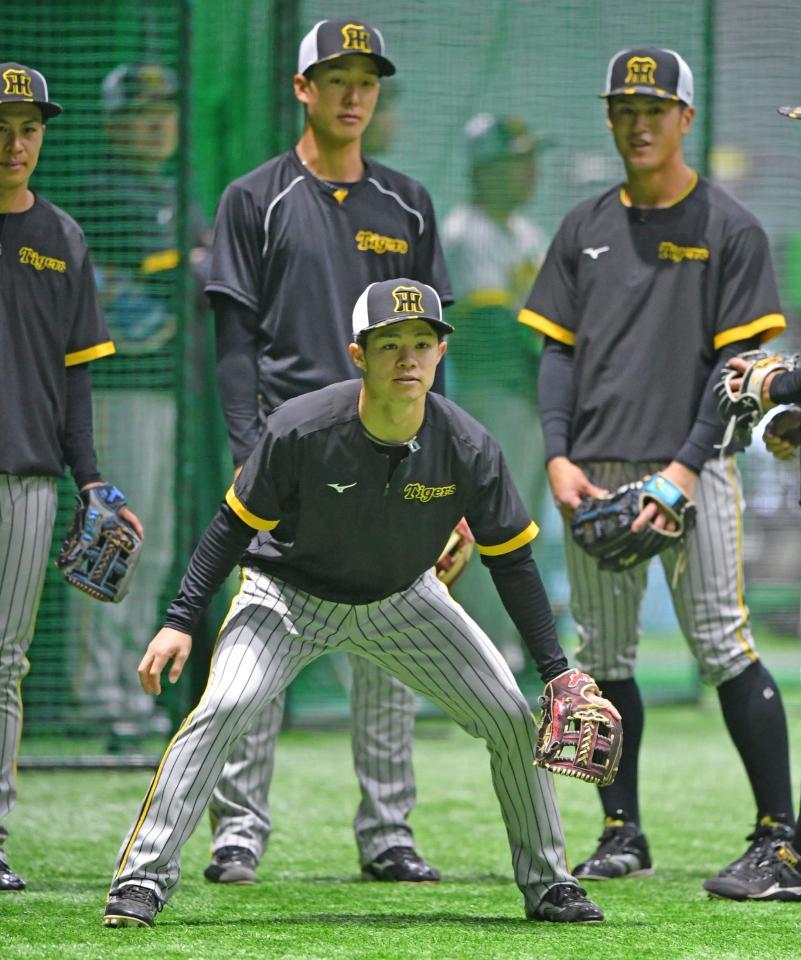 　小幡（後方中央）らとノックを受ける中野（手前）＝撮影・中田匡峻