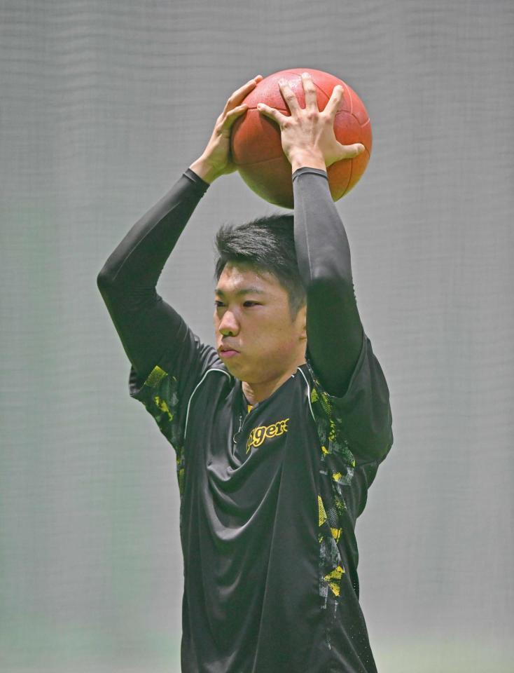 　呼吸を整え、メディシンボールを使ってトレーニングをする石井