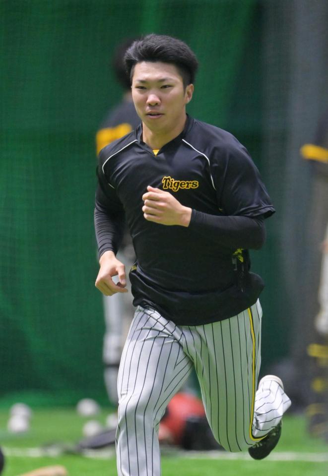 　走り込んで汗を流す石井