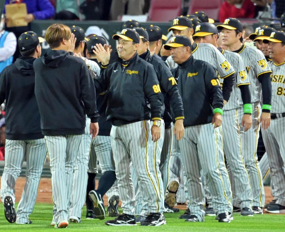 　４連勝を飾りナインと勝利のタッチを交わす岡田監督（中央）＝４日