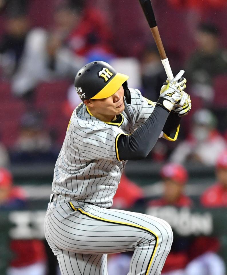 　２回、死球を受ける森下（撮影・中田匡峻）