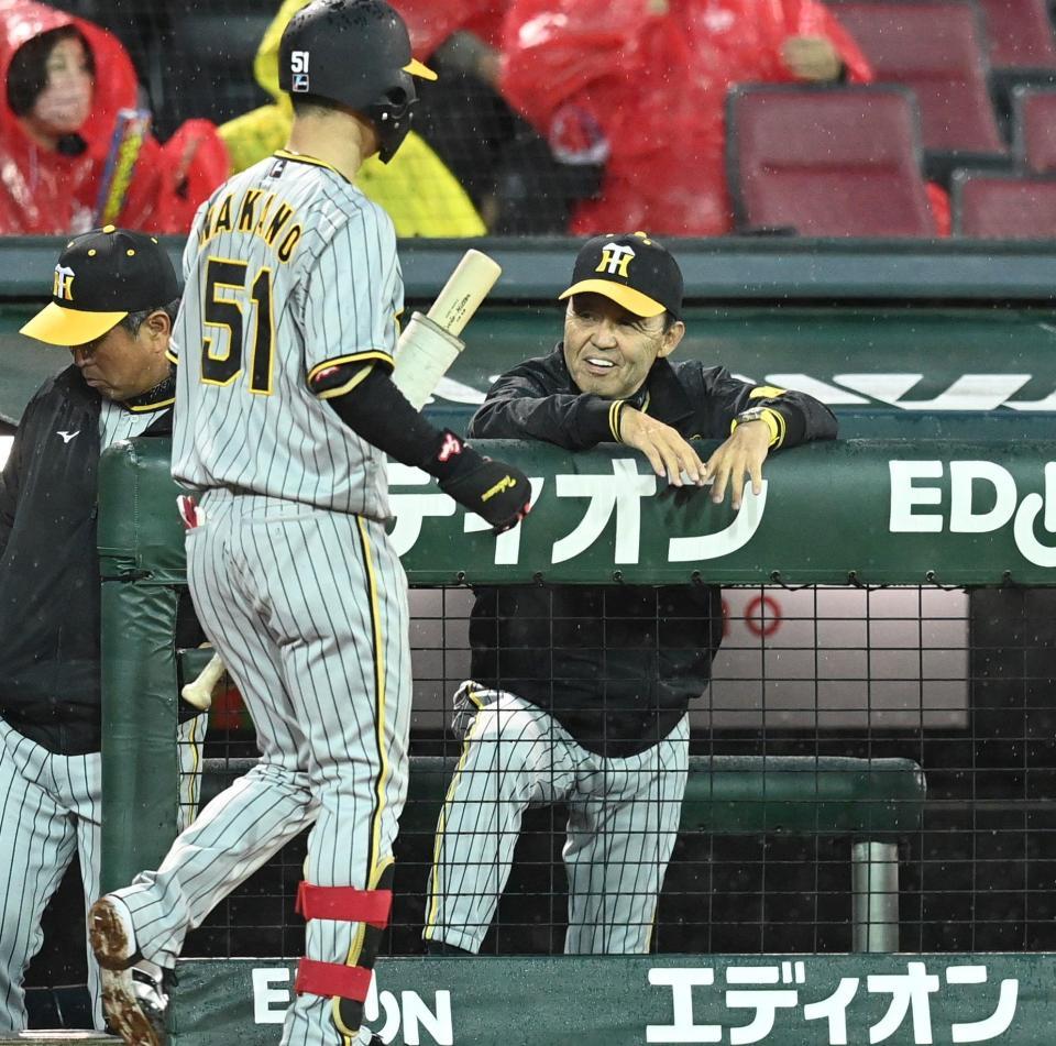 　２回、小幡の二盗アウトに対してリクエストするも失敗に終わり苦笑いの岡田監督（撮影・田中太一）