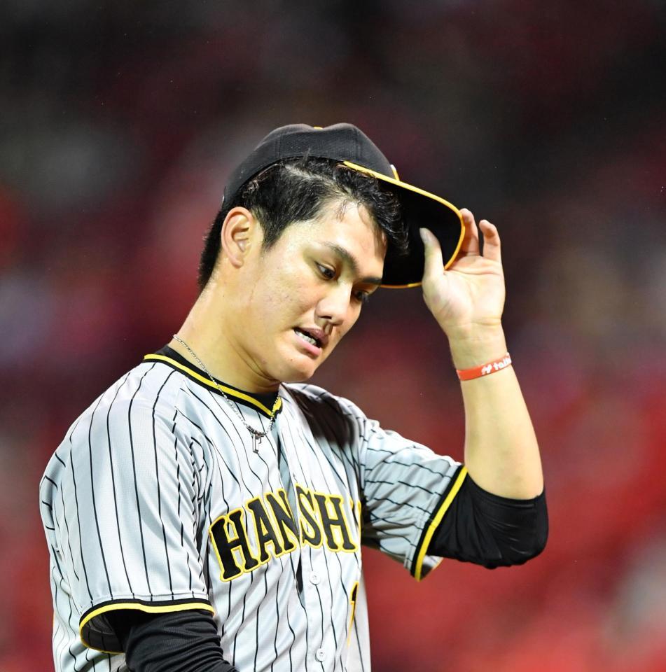 　４回を投げ終え、ベンチに戻る西純（撮影・中田匡峻）