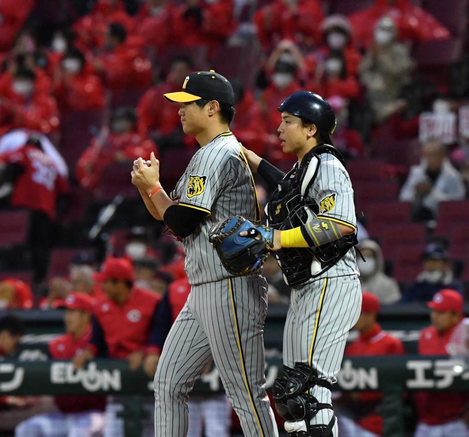 　１回、秋山に先制適時打を浴びた西純（左）と梅野のバッテリー（撮影・中田匡峻）