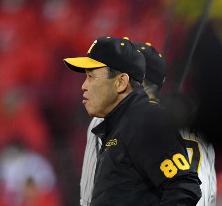 　２回、小幡の二盗失敗に険しい表情の岡田監督（撮影・中田匡峻）