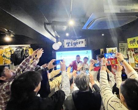 　トークライブを開催した（写真奥）仲田幸司氏、川尻哲郎氏、松村邦洋