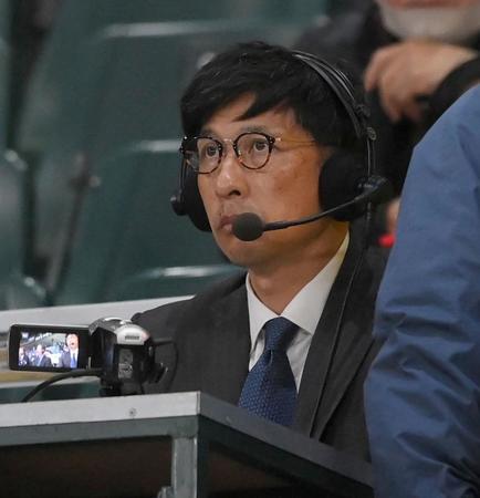 　実況席に座る矢野燿大氏（撮影・高部洋祐）