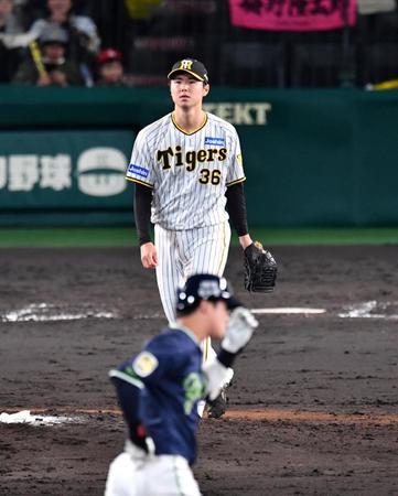 　８回、山田（手前）に勝ち越し２ランを浴びた浜地（撮影・中田匡峻）