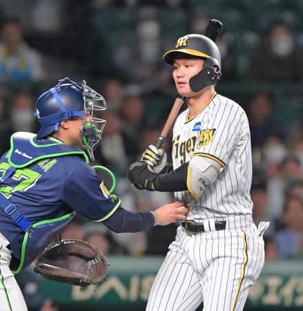 　９回、空振り三振を喫した森下（撮影・立川洋一郎）