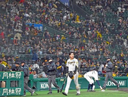 　９回、空振り三振を喫して最後の打者となり、ベンチへ引き揚げる森下（撮影・立川洋一郎）