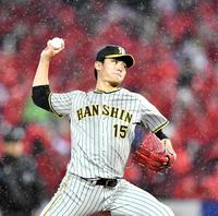 　２回、雨の中投球する阪神・西純