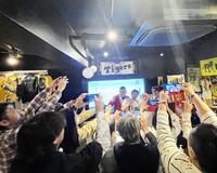 　トークライブを開催した（写真奥）仲田幸司氏、川尻哲郎氏、松村邦洋