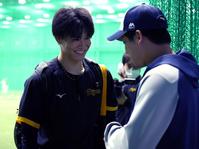 　湯浅（左）は山田に笑顔であいさつする（撮影・山口登）