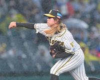 　始球式をする阪神タイガースＷｏｍｅｎ・森若菜（撮影・立川洋一郎）