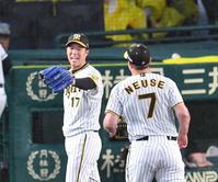 　１回を投げ終え、ノイジー（７）を迎える青柳（撮影・中田匡峻）