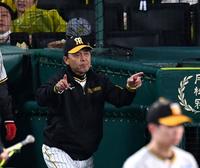 　５回、サンタナの一塁セーフの判定にリクエストを出す岡田監督（撮影・中田匡峻）