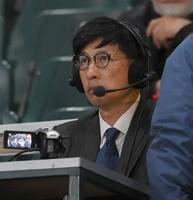 　実況席に座る矢野燿大氏（撮影・高部洋祐）