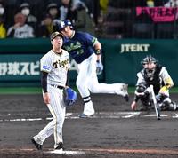 　７回、オスナ（中央）に同点ソロを浴びた青柳（左）と梅野のバッテリー（撮影・中田匡峻）