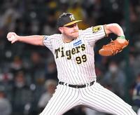 　力投するビーズリー（撮影・高部洋祐）