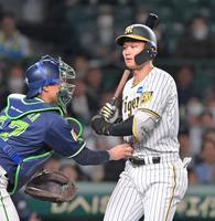 　９回、空振り三振を喫した森下（撮影・立川洋一郎）