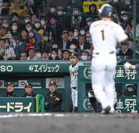 　９回、最後の打者・森下（手前）が三振に倒れ、厳しい表情を見せる岡田監督（左から３人目）＝撮影・高部洋祐