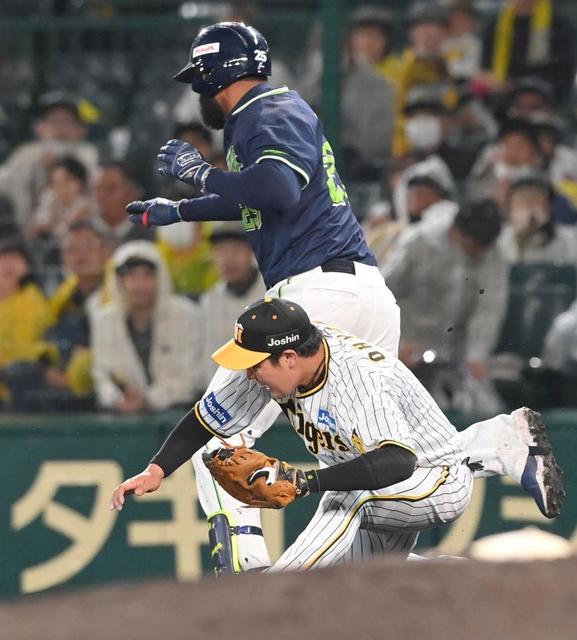 阪神・大山のアクシデントに騒然 ヤクルト・サンタナとの接触プレーに「守備妨害」「大山大丈夫」トレンド