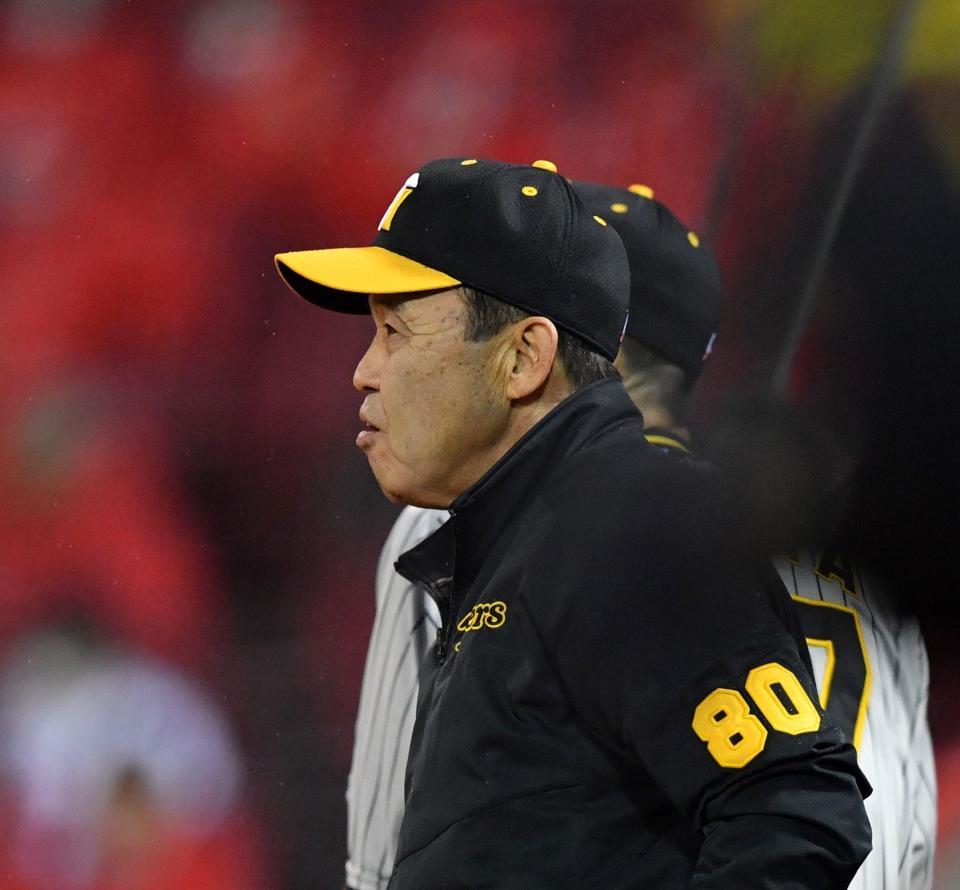 　２回、小幡の二盗失敗に険しい表情の岡田監督（撮影・中田匡峻）