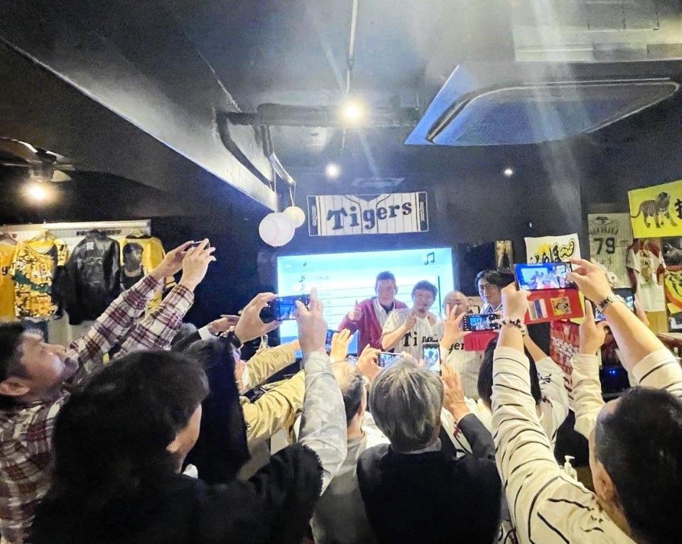 　トークライブを開催した（写真奥）仲田幸司氏、川尻哲郎氏、松村邦洋