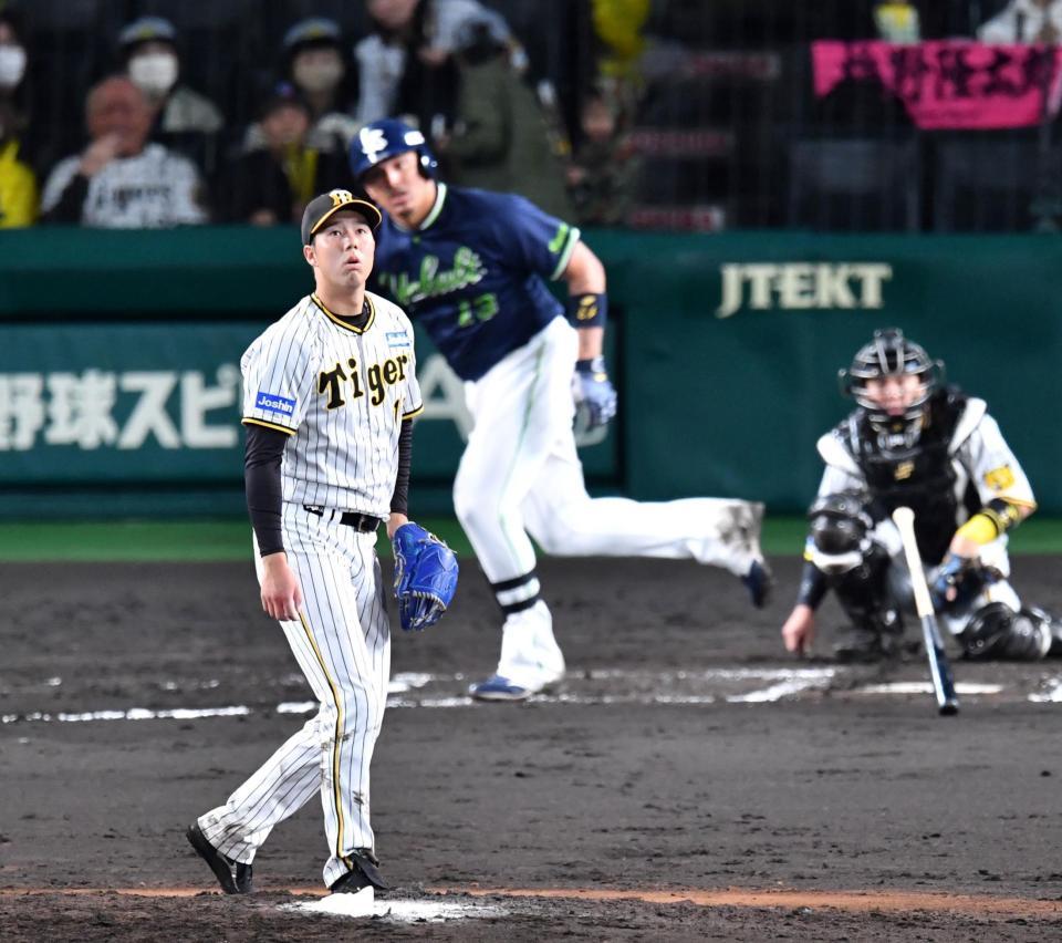 　７回、オスナ（中央）に同点ソロを浴びた青柳（左）と梅野のバッテリー（撮影・中田匡峻）