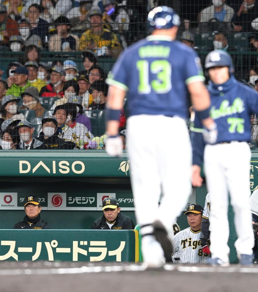 　７回、オスナ（13）に同点弾を打たれ、厳しい表情を見せる岡田監督（中央）＝撮影・高部洋祐