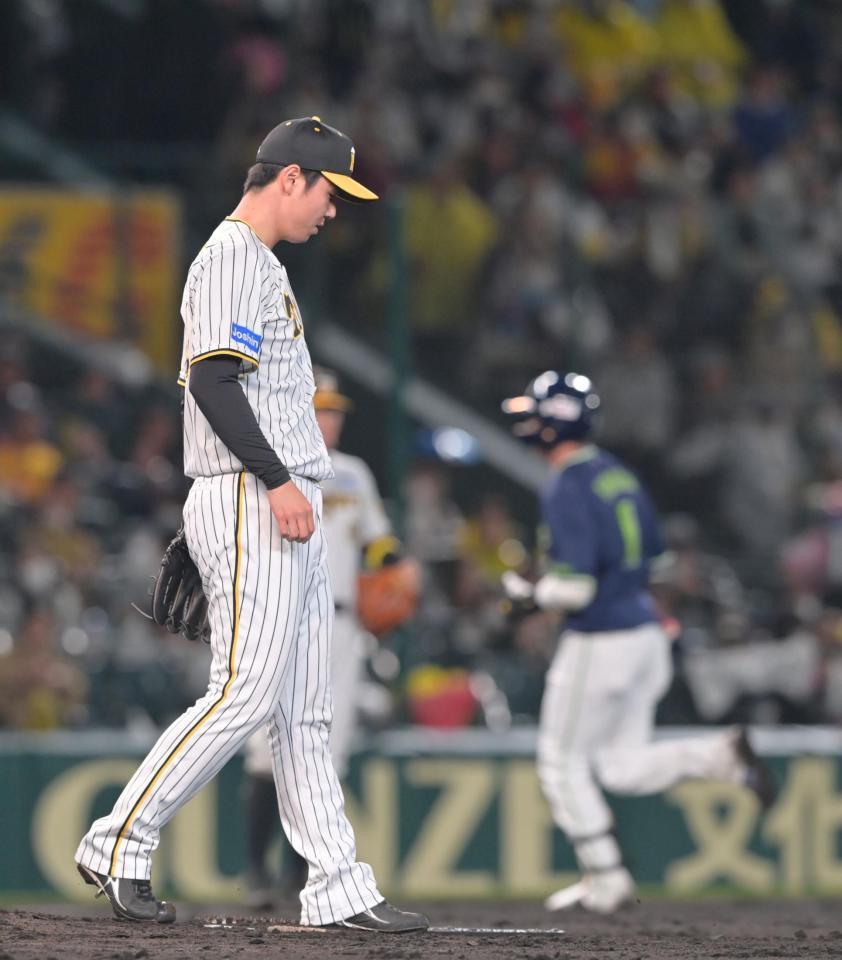 　８回、山田（右）に勝ち越し２ランを浴びて肩を落とす浜地（撮影・立川洋一郎）