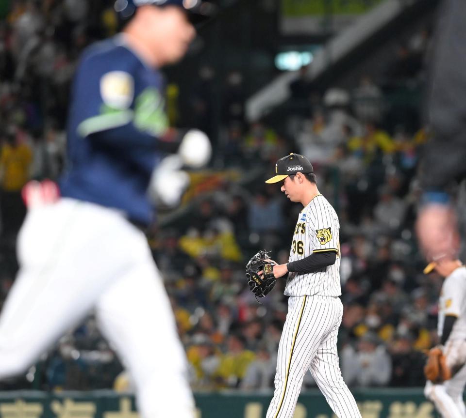 　８回、山田（左手前）に勝ち越し２ランを浴びた浜地（撮影・高部洋祐）