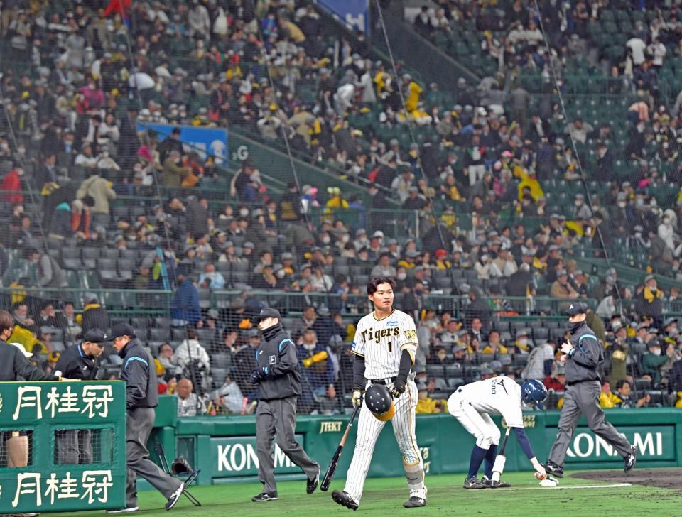 　９回、空振り三振を喫して最後の打者となり、ベンチへ引き揚げる森下（撮影・立川洋一郎）