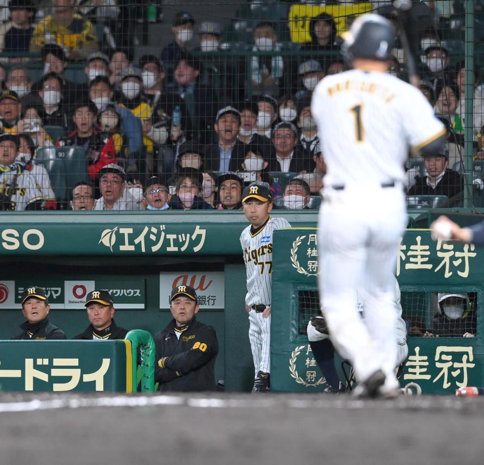 　９回、最後の打者・森下（手前）が三振に倒れ、厳しい表情を見せる岡田監督（左から３人目）＝撮影・高部洋祐