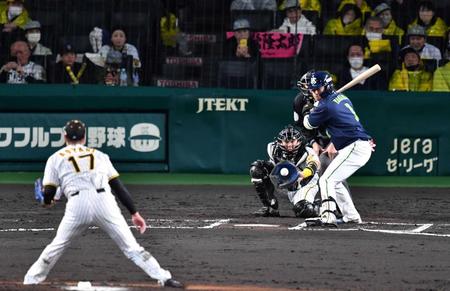 　６回、見逃し三振に倒れる山田