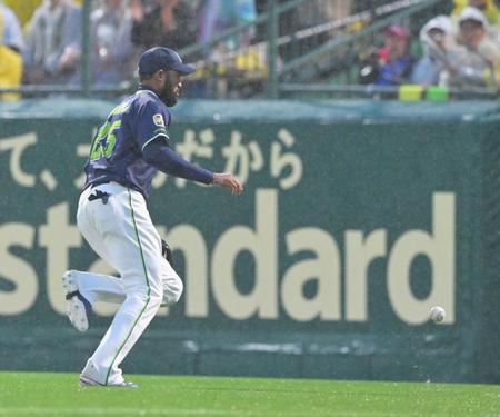 　１回裏阪神無死、阪神・近本光司の放った打球を見失い三塁打にする右翼手・ヤクルト・サンタナ
