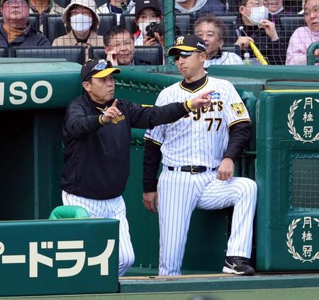 　１回、ノイジーの打球の判定にリプレイ検証のリクエストする岡田監督（左）＝撮影・山口登